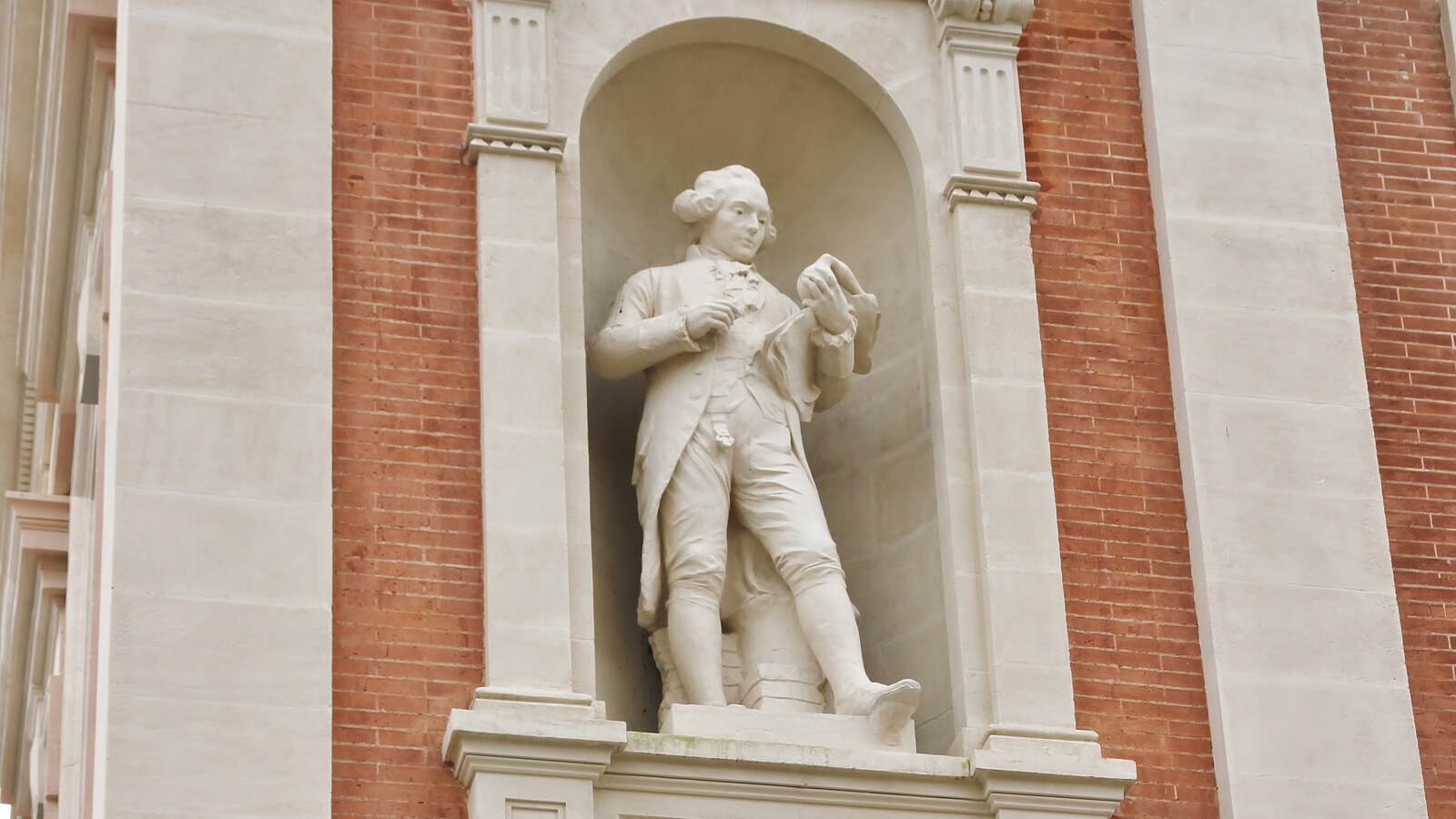 Détail de la façade historique du Quai des Savoirs à Toulouse