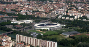 Vue aérienne réelle du Stadium de Toulouse sur l’île du Ramier