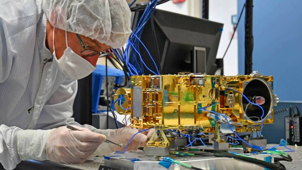 Un ingénieur teste l’instrument SuperCam destiné au rover Perseverance sur Mars