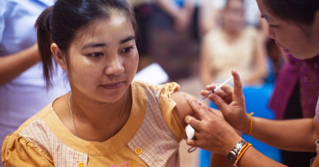 Une professionnelle de santé administre un vaccin à une patiente